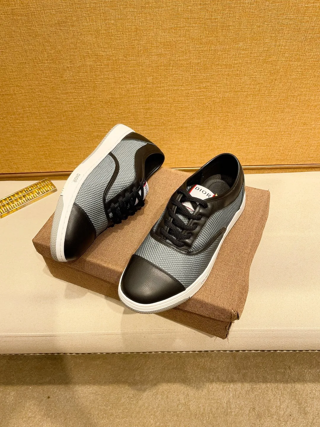 Factory price 420🔥[Dior] Dior’s new model is carefully crafted and set off the audience! An international brand that continues to innovate. This men's all-season casual shoe is the original version. The upper is made of cowhide material and the leather feet are super lightweight. The outsole is ultra-light and non-slip. It is breathable and comfortable and the quality speaks for itself. Color: Multiple colors available. Size: 38-44 (45 customized)